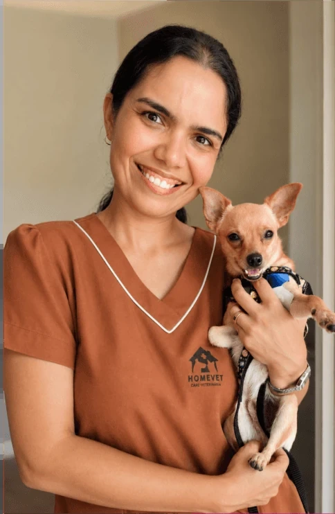Dra. Elisângela com um cão de pequeno porte no colo
